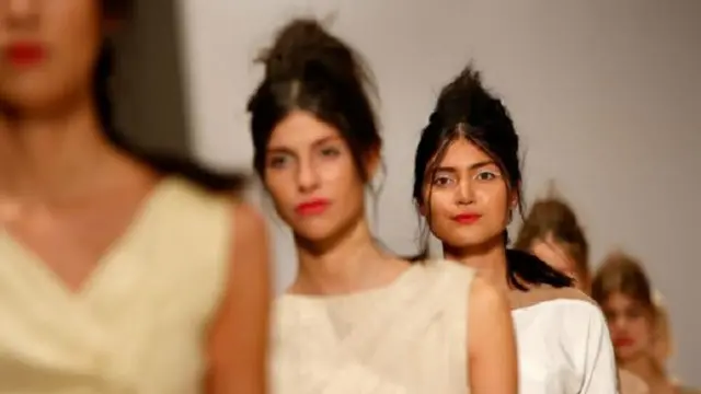 عارضات الأزياء في معرض ميمبيكيتا في أسبوع الموضة في لندن يوم 20 سبتمبر/أيلول 2015