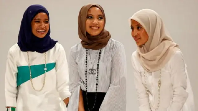 في أسبوع لندن للموضة هذا العام، نظمت الثلاث الشقيقات اللاتي أطلقن ماركة "ميمبيكيتا" الماليزية للملابس أول عرض لهم