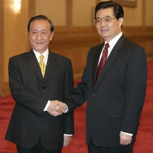 新党主席郁慕明（左）与中共中央总书记胡锦涛（右）在北京人民大会堂内会晤（12/7/2005）