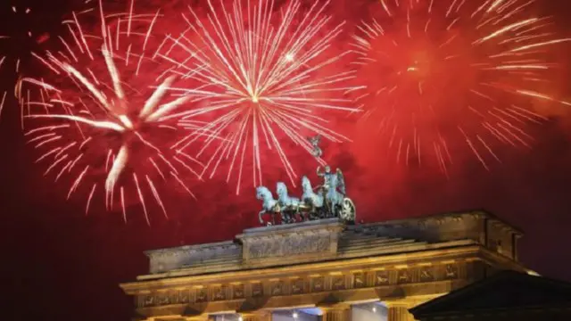 يشيع استخدام الألعاب النارية والصواريخ الصغيرة في ألمانيا في احتفالات رأس السنة