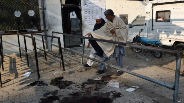 ریاست کے اہم ادارے شدت پسندوں کا نشانہ رہے ہیں اور ان اداروں میں نادرا، پاسپورٹ آفس اور اس طرح کے اداروں کے دفاتر شامل ہیں: پولیس