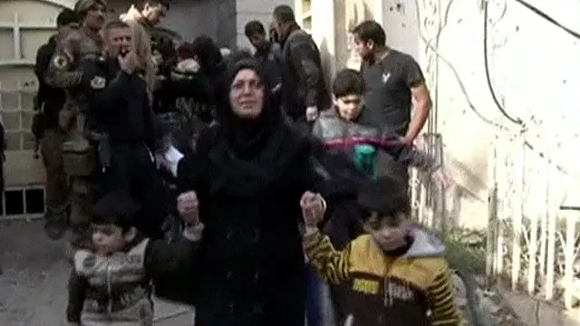 Rumah-rumah banyak yang hancur sehingga warga bersembunyi di reruntuhan.