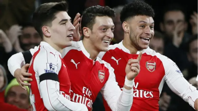 Игроки "Арсенала" празднуют забитый гол во время матча с "Борнмутом"