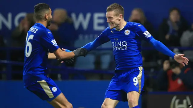 Jamie Vardy (kanan) bekerja sama dengan Riyad Mahrez (kiri) dalam mencetak gol pertama Leicester City ke gawang Liverpool.
