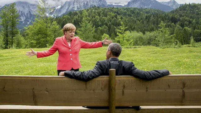 Thủ tướng Đức, Angela Merkel tranh luận gì đó với ông Obama tại lâu đài Elmau bên lề Thượng đỉnh về biến đổi khí hậu
