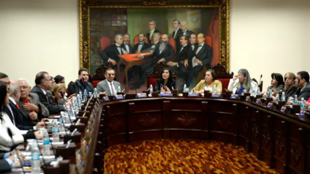 قضات دادگاه عالی بنا بر درخواست رئیس جمهوری به تعلیق اعتبارنامه سه نماینده مخالف رای دادند