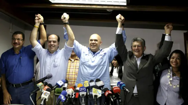 رهبران ائتلاف مخالف رای دادگاه را سیاسی و فاقد اعتبار توصیف کرده و گفته‌اند سه نماینده مورد نظر در پارلمان حضور خواهند یافت