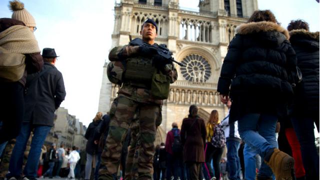 Несмотря на усиление мер безопаности, власти европейских столиц призывают людей не терять праздничного настроения
