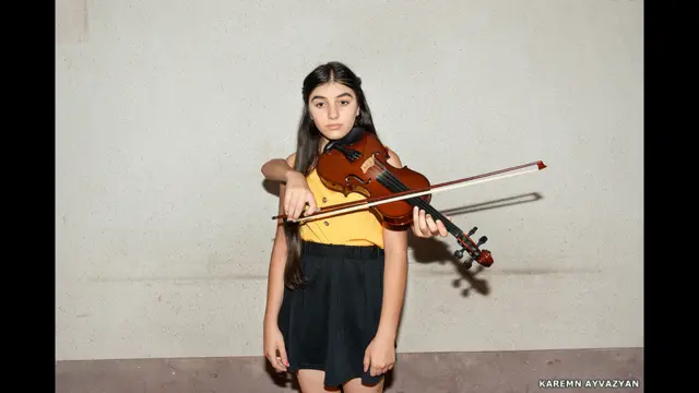 کارمن ایوازیان کو ان کے آبائی ملک آرمینیا کے بارے میں ان کی منی سیریز پر انعام ملا۔