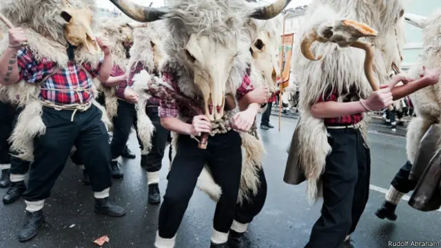 克罗地亚驱魔游行中的摇铃人 (图片来源: Rudolf Abraham)