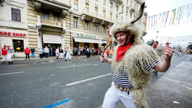 摇铃队伍相遇时。（图片来源：Rudolf Abraham）