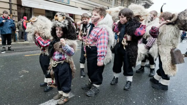 儿童们穿着摇铃人盛装加入里耶卡狂欢节的主队。（图片来源：Rudolf Abraham）