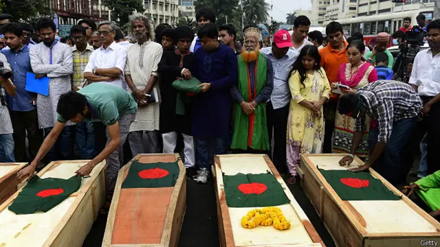 ඝාතනය කරනු ලැබූ බංගලාදේශ බ්ලොග්කරුවන් සංකේතවත් කරමින් ඊට එරෙහිව ධකා අගනුවර පැවති උද්ඝෝෂණයක් 