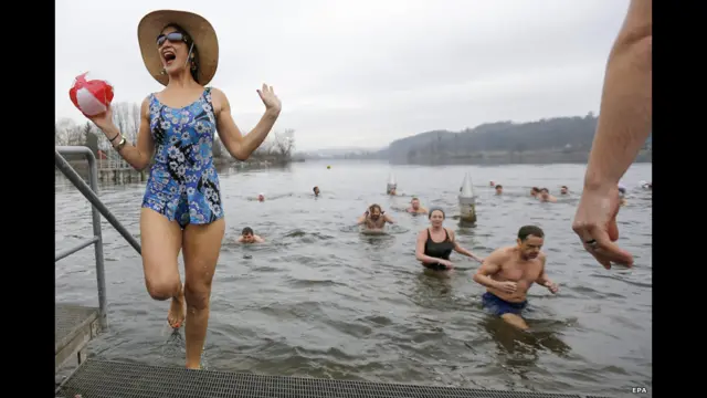 سوئٹزر لینڈ کے مُوسی ڈورف کے علاقے میں ہر عمر کے لوگوں نے ٹھنڈے پانی کی پرواہ کیے بغیر نئے سال کا آغاز مقامی جھیل میں ڈبکیاں لگا کر کیا