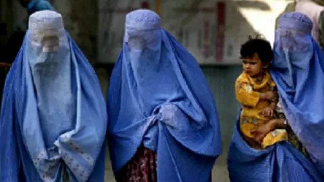 කාන්තාවන් සිය දරුවන්ද රැගෙන ගොස් ඇති බවයි පැවසෙන්නේ (සංරක්ෂිත ඡායාරූපයක්)