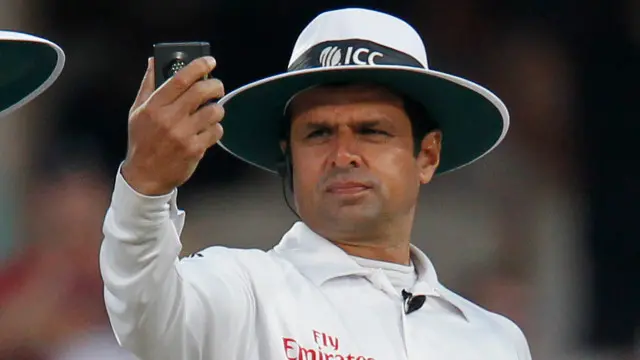 علیم ڈار سنیچر کے روز جنوبی افریقہ اور انگلینڈ کے مابین ٹیسٹ میں اپنے 100ویں ٹیسٹ میچ میں امپائرنگ کریں گے