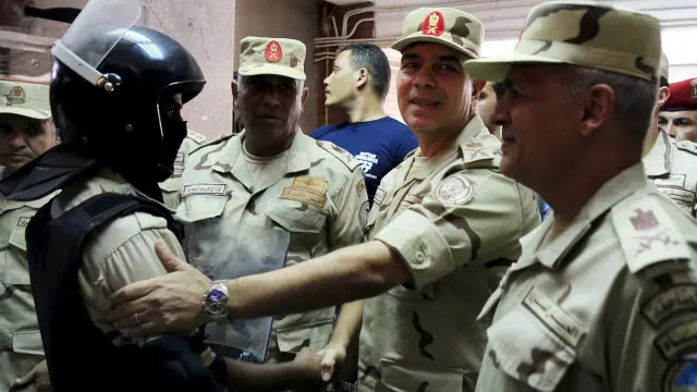 تساعد قوات الجيش في تسيير الاقتراع في الانتخابات