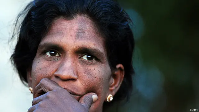 හතළිස් පස් වියැති එවින් සෙල්වි යාපනයේ වෙසෙන යුද වැන්දඹුවක් 