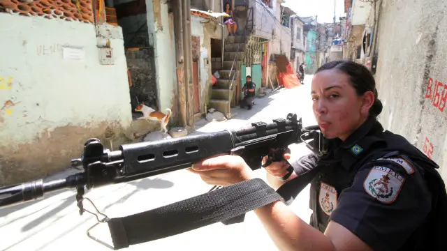 Cadete em treinamento na Vila Cruzeiro, no Rio, em 2012: lógica do confronto se sobrepõe a valores como negociação e relação com comunidade, conclui estudo