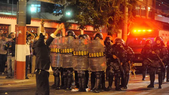 Tropa de choque da PM em ação em protesto em Niterói (RJ) em 2013: para pesquisador, sofrimento em cursos é exteriorizado por policiais nas ruas