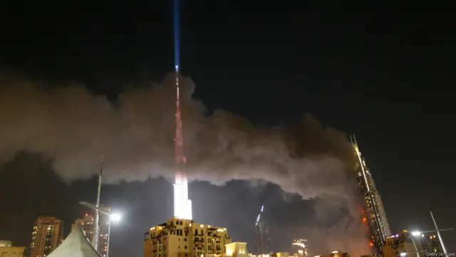 دی ایڈریس ہوٹل میں لگنی والی آگ کے بعد پورے علاقے میں دھوئیں کے سیاہ بادل دیکھے جا سکتے ہیں