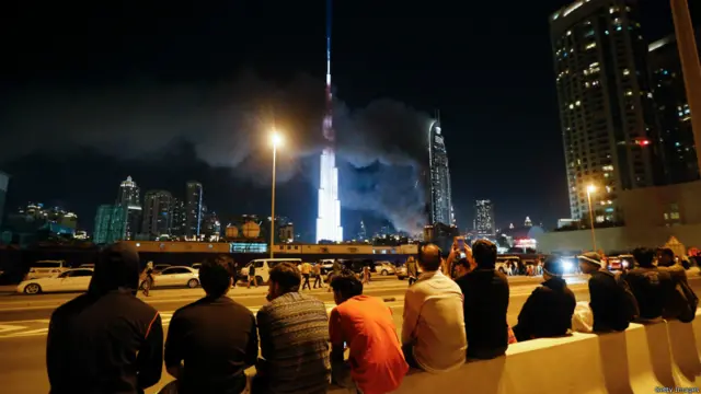 دبئی کے اس علاقے میں لاکھوں سیاہ سالِ نو کے جشن کے موقع پر شاندار آتش بازی کا مظاہرہ دیکھنے کے لیے موجود ہیں