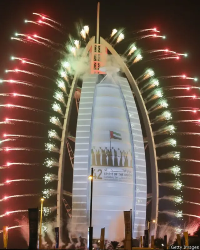 دبئی میں نئے سال کی تقریبات کے سلسلے میں آتش بازی کا شاندار مظاہرہ جاری ہے