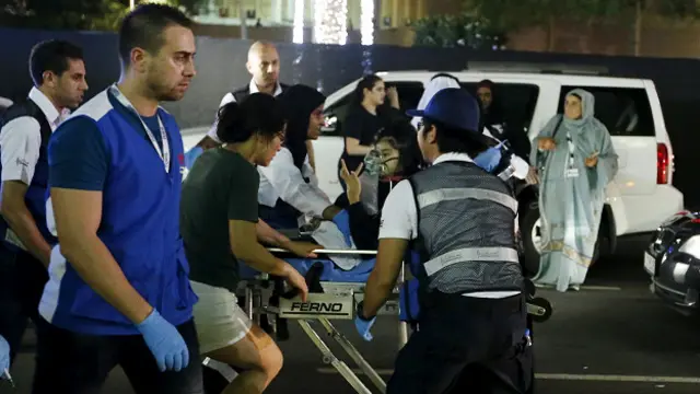 Khách ở tại khách sạn được sơ tán khỏi khu vực dám cháy