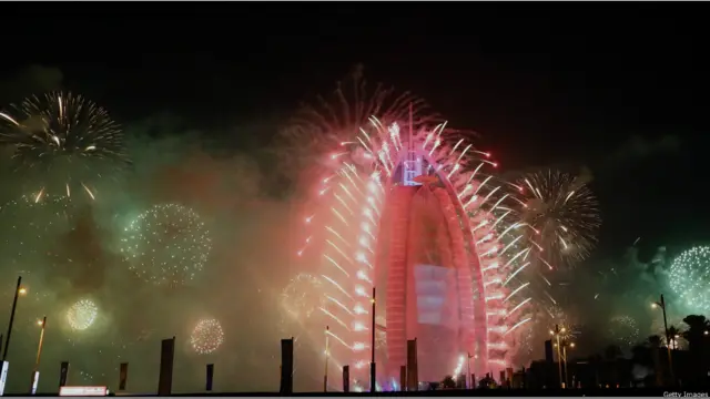 دبئی میں نئے سال کے آغاز کے موقع پر شاندار آتش بازی کا مظاہرہ