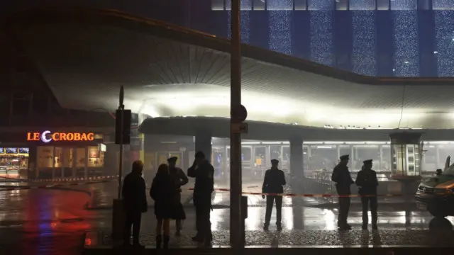 德國慕尼黑警方在火車站附近加強戒備。