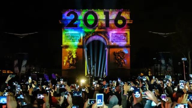 فرانس میں نومبر کے دہشت گرد حملوں کے سوگ میں آتش بازی تو نہیں ہوئی لیکن لاکھوں افراد شانزے لیزے پر محرابِ فتح کے پاس جمع ہوئے۔