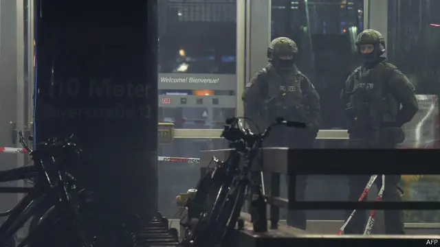 Aparat kepolisian dengan senjata lengkap telah mengepung stasiun utama Munchen dan meminta orang-orang untuk meninggalkan stasiun, demikian laporan TZ.