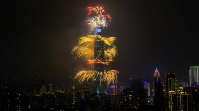 تائیوان کے دارالحکومت میں نئے سال کی سب سے بڑی تقریب بلند وبالا عمارت ’تائی پی 101‘ پر منعقد ہوئی