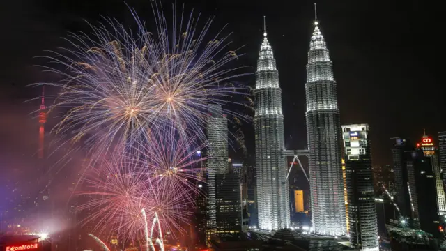 ملائیشیا کے شہر کوالالمپور کا پیٹروناس ٹاور بھی بقعۂ نور بنا رہا