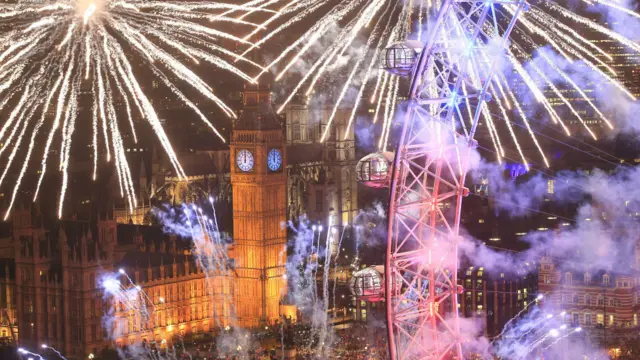 لندن میں دریائے ٹیمز کے کنارے آتش بازی کا پروگرام دیکھنے والوں کی تعداد ایک لاکھ سے زیادہ تھی۔