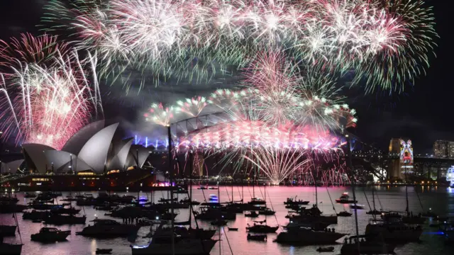 نئے سال کو خوش آمدید کہنے والے اولین ممالک میں ہر سال کی طرح آسٹریلیا سرِ فہرست رہا۔ اس سال بھی ہزاروں لوگ سڈنی کے ساحل کے قریب واقع ’ہاربر اینڈ اوپرا ہاؤس‘ پر جمع ہوئے اور آتش بازی سے لطف اندوز ہوئے۔ 