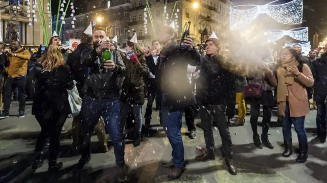 بلجیئم کے دارالحکومت برسلز میں سکیورٹی کی وجہ سے سالانہ آتش بازی منسوخ کر دی گئی لیکن لوگ سڑکوں پر جمع ہو کر جشن مناتے رہے۔