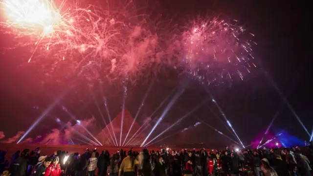 مصر کے قدیم اہرام نئے سال کے آغاز پر روشنیوں سے جگمگا اٹھے