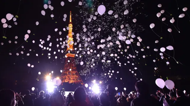 جاپان کے شہر ٹوکیو میں فضا میں غبارے چھوڑ کر نئے سال کا استقبال کیا گیا