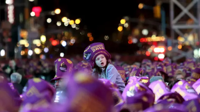 امریکی شہر نیویارک کا ٹائمز سکوائر نئے سال کی مرکزی تقریب کا مرکز تھا