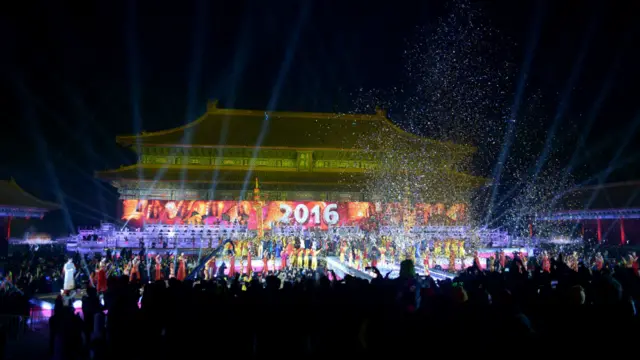 چین کے شہر بیجنگ میں شہرِ ممنوعہ کے قریب لوگوں کی بڑی تعداد نئے سال کے استقبال کے لیے جمع ہوئی