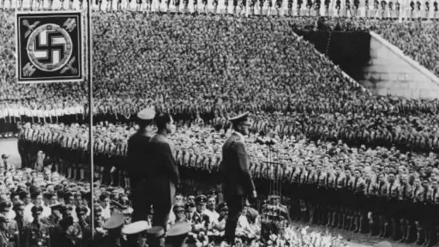 هټلر په دې کتاب کې د واک ترلاسه کولو په صورت کې په رېښتینې او څرګنده توګه خپل پروګرامونه تشریح کوي خو څوک یې جدی نه بولي.