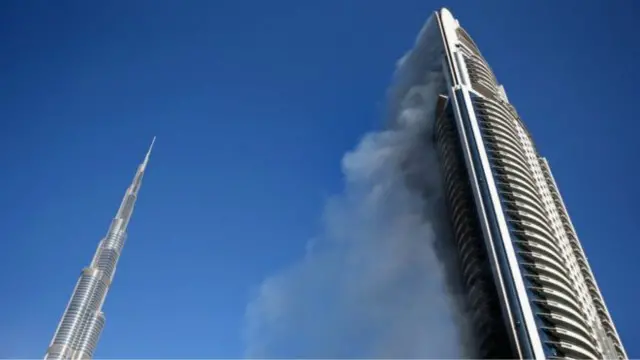 اعمدة الدخان ترتفع من الطوابق العليا للفندق القريب من برج خليفة