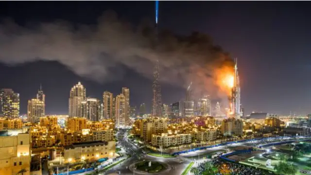 غطت سحب الدخان سماء مدينة دبي