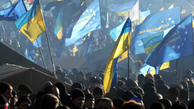 تصمیم دولت اوکراین به خودداری از دنبال کردن سیاست نزدیکی با اروپا به تظاهرات اعتراضی و سقوط دولت منجر شد