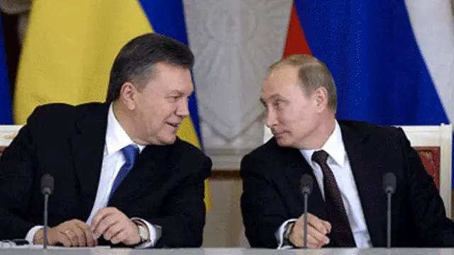 یاکونوویچ (چپ) و پوتین - یاکونوویچ خواستار ادامه ارتباط نزدیک و کمابیش انحصاری اوکراین و روسیه بود