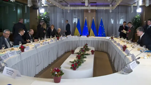 پوروشنکو رئیس جمهوری اوکراین (راست) و ژان کلود جونکر رئیس کمیسیون اروپا (چپ) اجرای توافق را اعلام کرده بودند