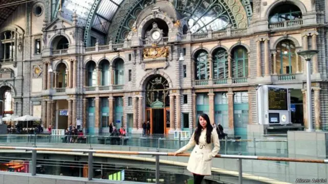 Berdiri di Antwerp's Central Station, salah satu stasiun keretaapi terkenal di Eropa (Credit:Aileen Adalid)