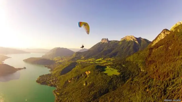 Penuis dalam aktivitas Paragliding di Annecy, Prancis, dengan pemandangan French Alps.
