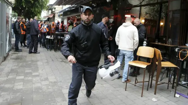 پولیس علاقے میں مسلح حملہ آور کو تلاش کر رہی ہے